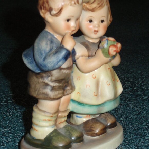 Goebel Hummel Figurine "We Congratulate" #220 TMK3 - Boy And Girl With Flowers! - Picture 6 of 9